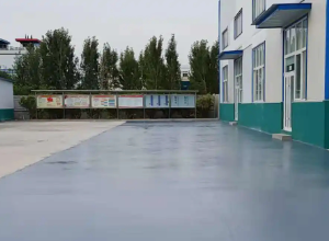 梅州彩色路面喷涂翻新的材料对冬季